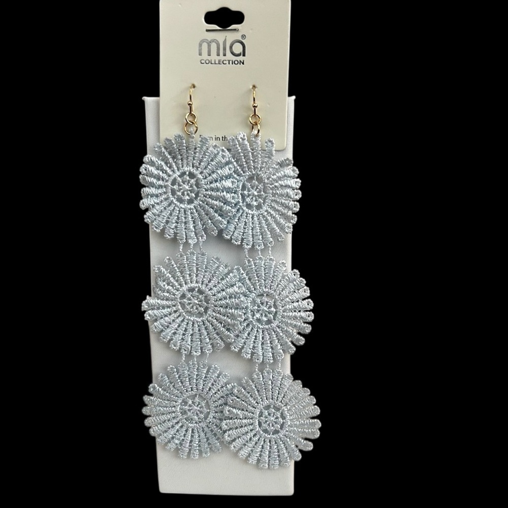 MIA Dangle Floral blue Tiers Knit Fashion Jewelry
New Never Worn
No Flaws